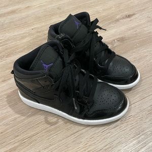 Jordan 1 Mid SE Black/Dark Concord-White Preschool Size 13